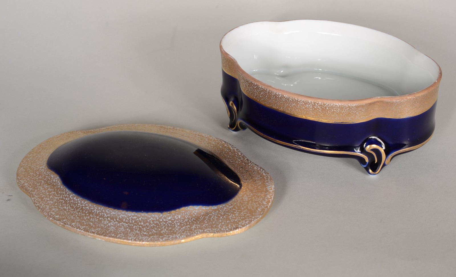 Três caixas diversas, sendo uma de porcelana azul e duas de cristal... - foto 3 de 10