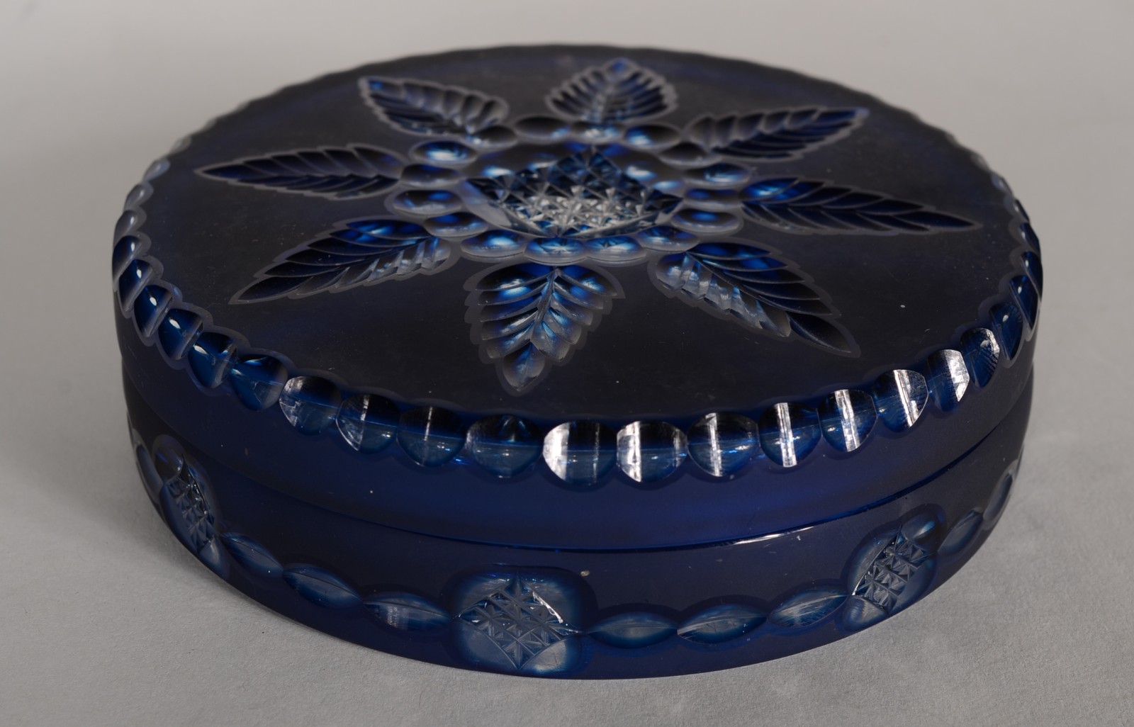 Três caixas diversas, sendo uma de porcelana azul e duas de cristal... - foto 4 de 10