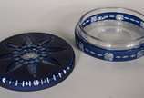 Três caixas diversas, sendo uma de porcelana az... - Três caixas diversas, sendo uma de porcelana azul e duas de cristal, uma translúcida e outra azul lapidada.