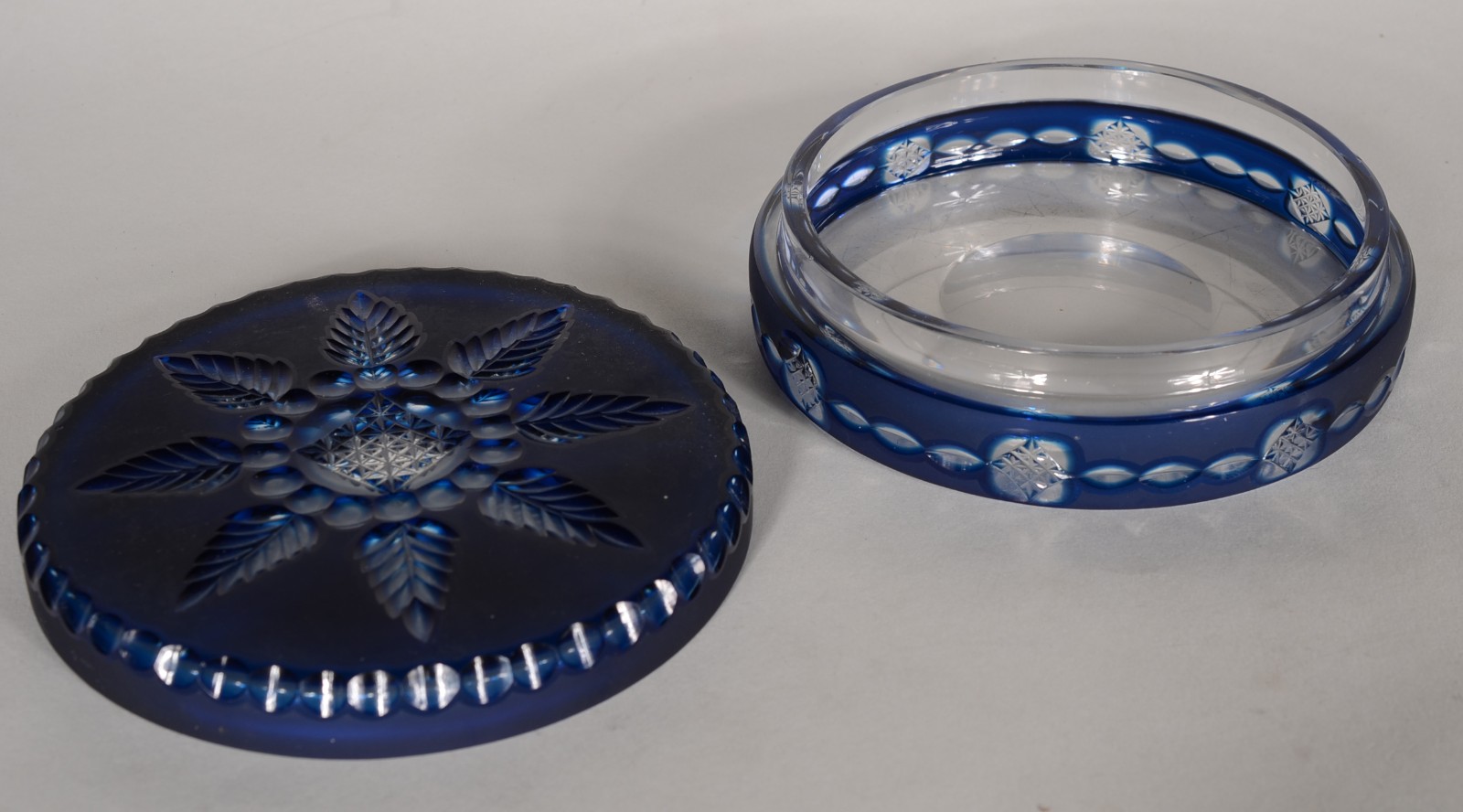 Três caixas diversas, sendo uma de porcelana azul e duas de cristal... - foto 5 de 10