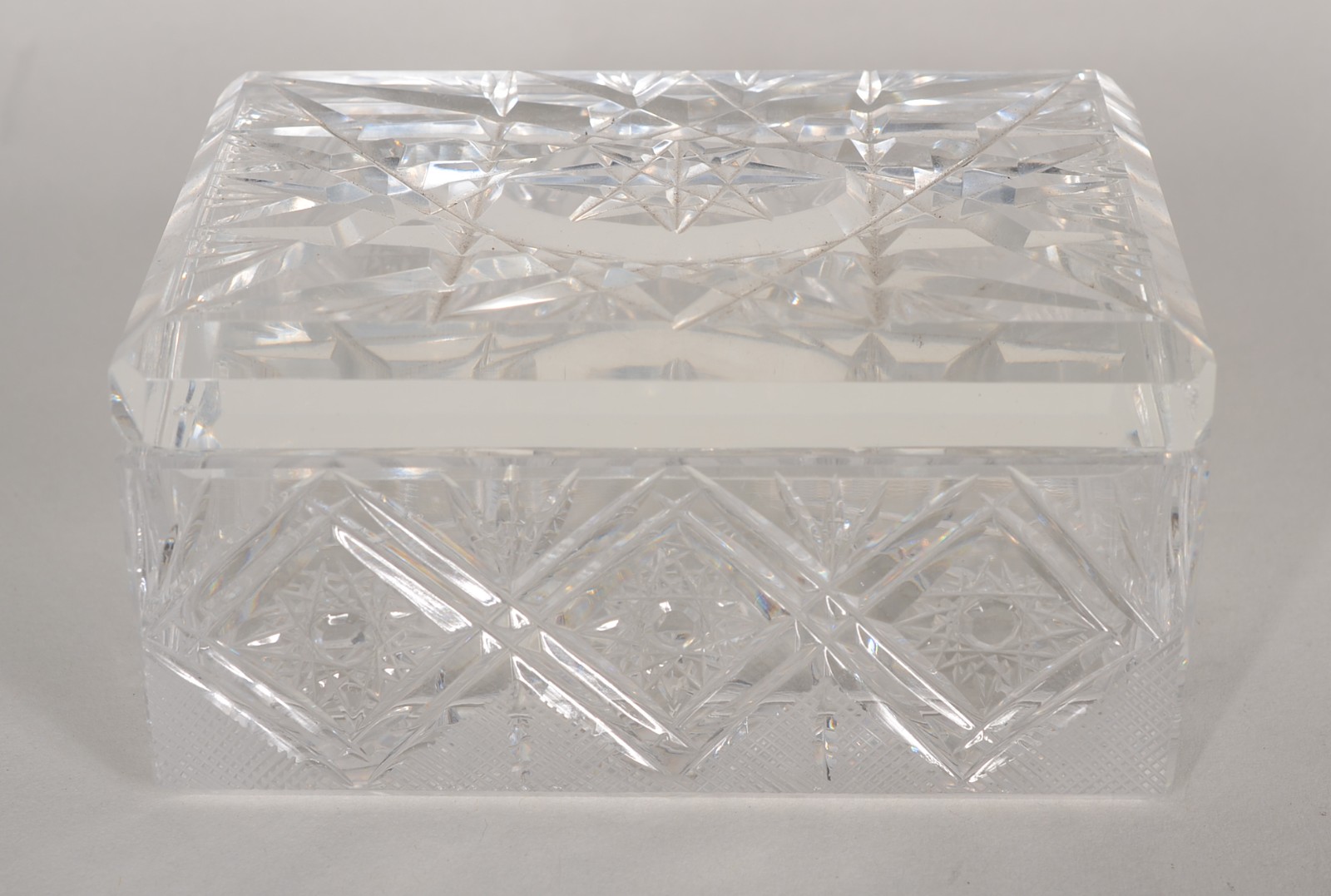 Três caixas diversas, sendo uma de porcelana azul e duas de cristal... - foto 6 de 10