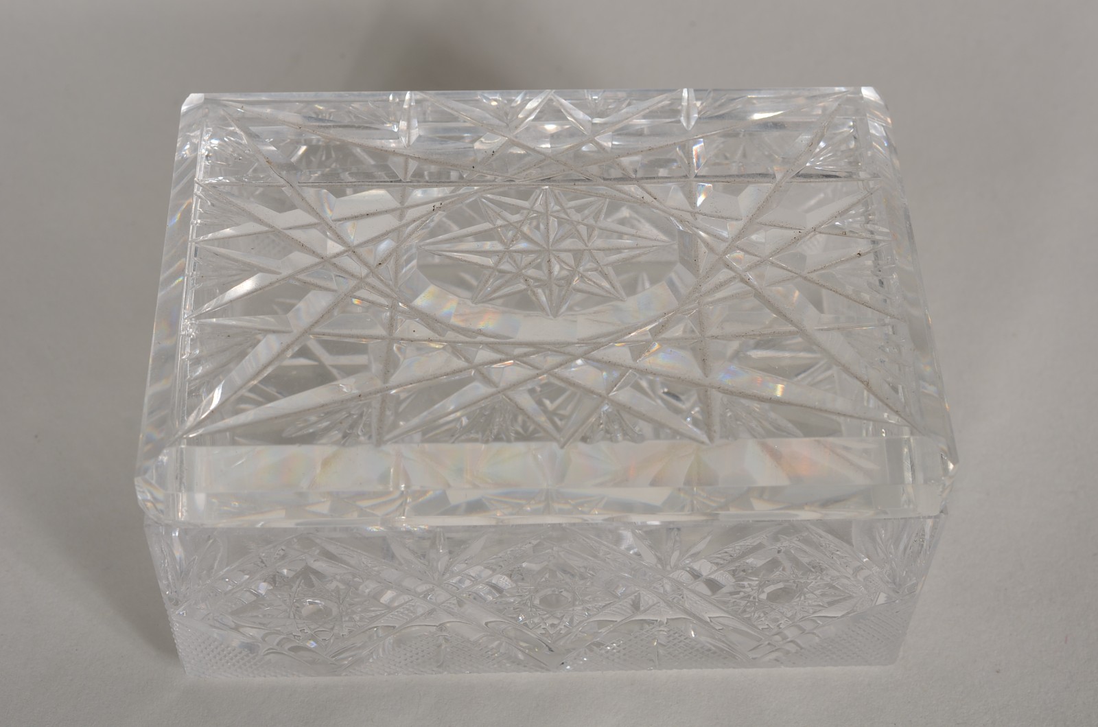 Três caixas diversas, sendo uma de porcelana azul e duas de cristal... - foto 7 de 10