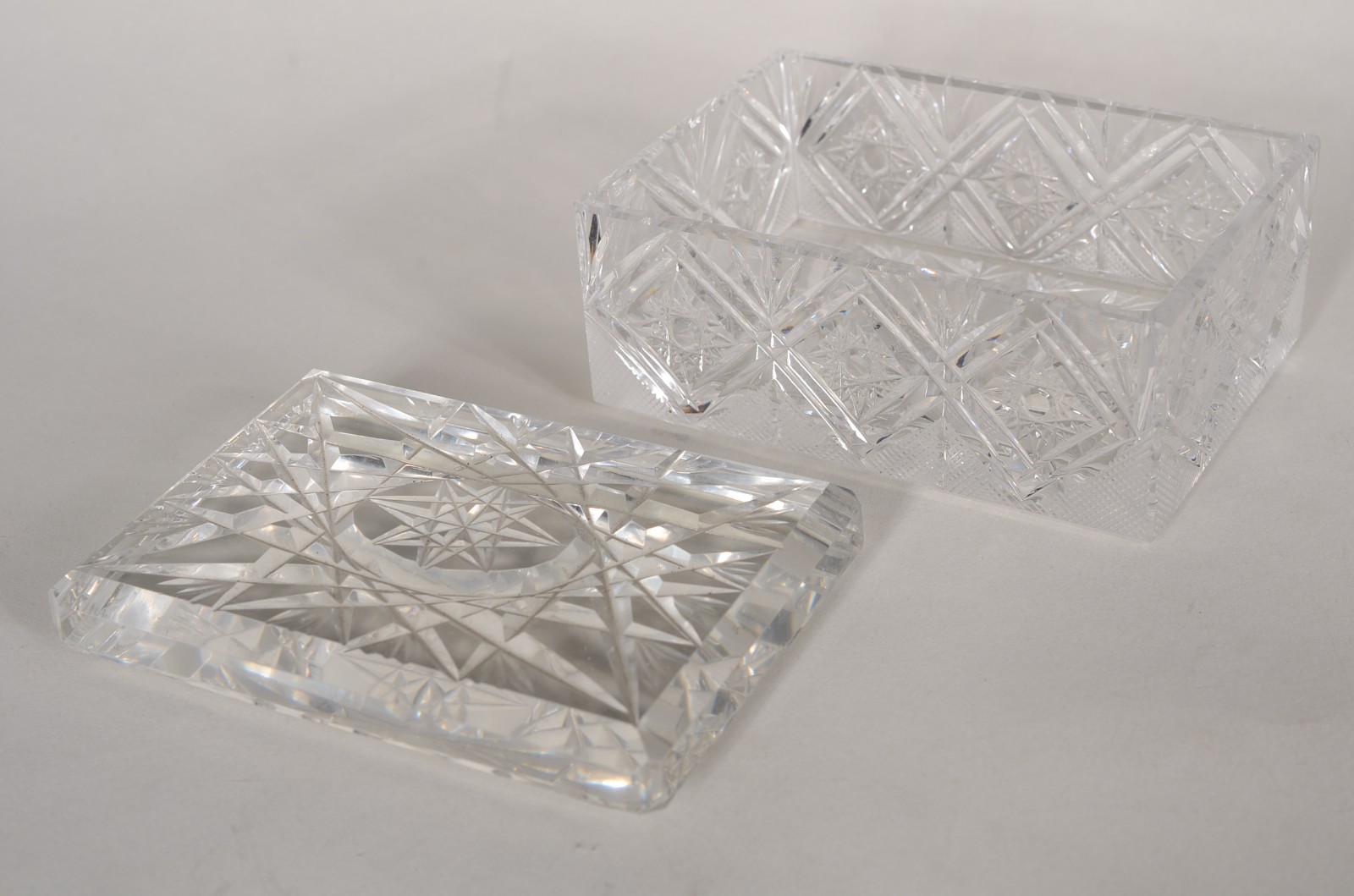 Três caixas diversas, sendo uma de porcelana azul e duas de cristal... - foto 8 de 10