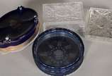 Três caixas diversas, sendo uma de porcelana az... - Três caixas diversas, sendo uma de porcelana azul e duas de cristal, uma translúcida e outra azul lapidada.