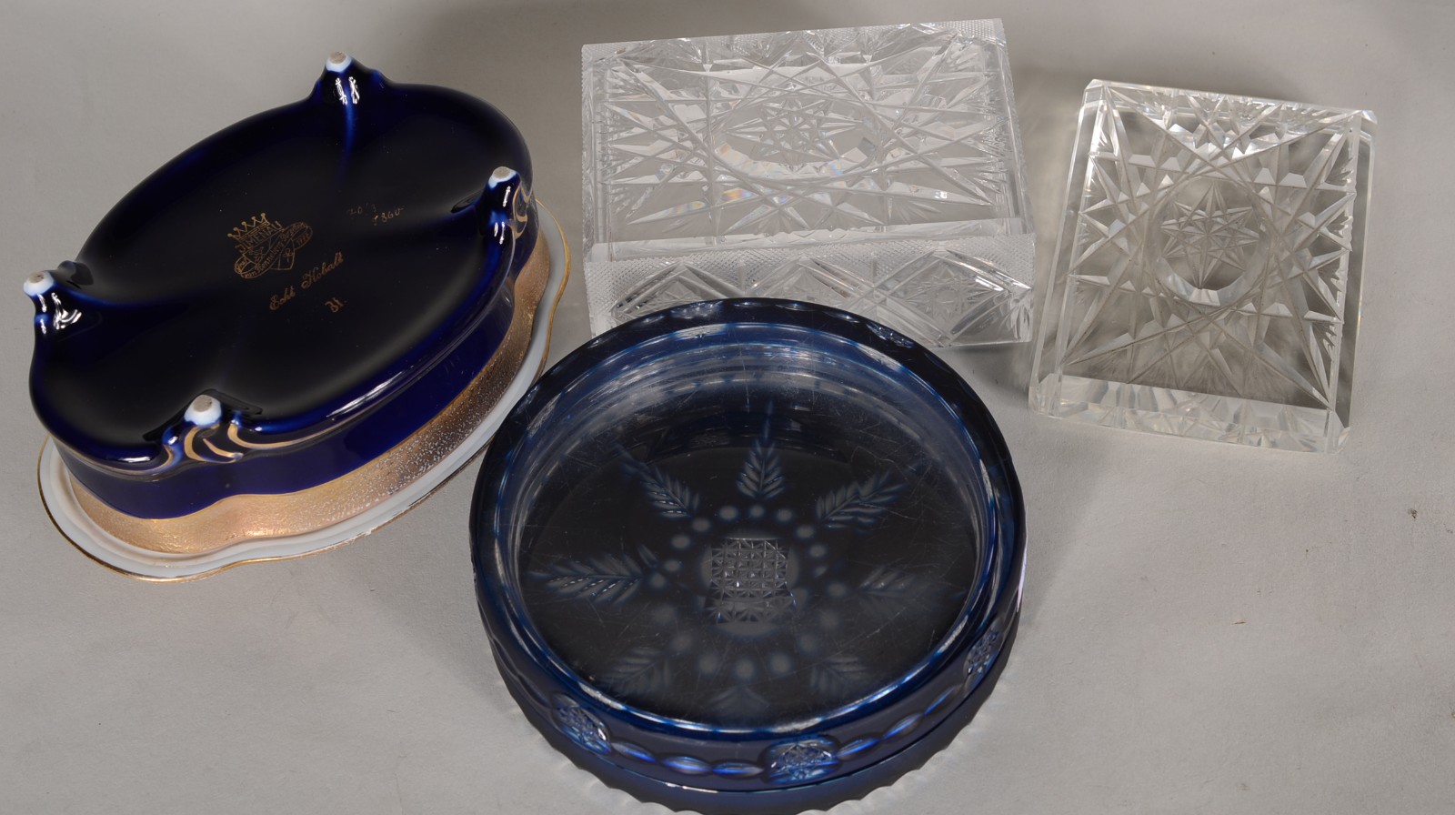Três caixas diversas, sendo uma de porcelana azul e duas de cristal... - foto 9 de 10