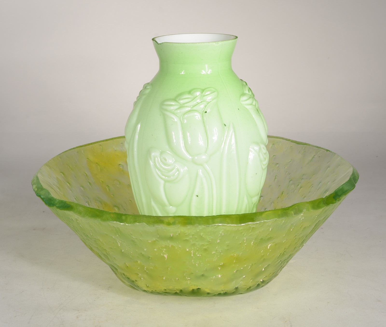 Duas peças decorativas de vidro verde, sendo: centro de mesa e vaso... - foto 1 de 11