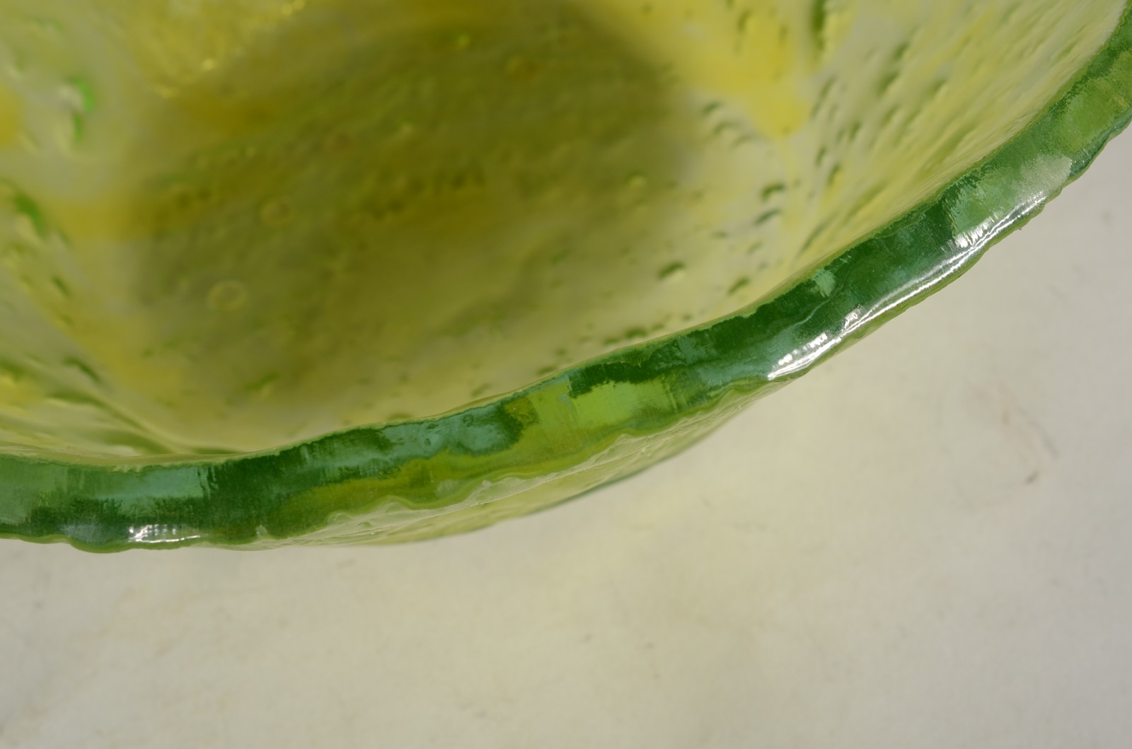 Duas peças decorativas de vidro verde, sendo: centro de mesa e vaso... - foto 2 de 11