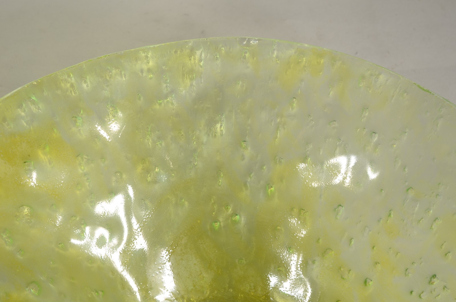 Duas peças decorativas de vidro verde, sendo: centro de mesa e vaso... - foto 3 de 11