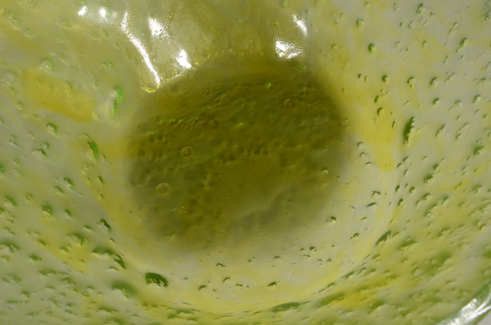 Duas peças decorativas de vidro verde, sendo: centro de mesa e vaso... - foto 4 de 11