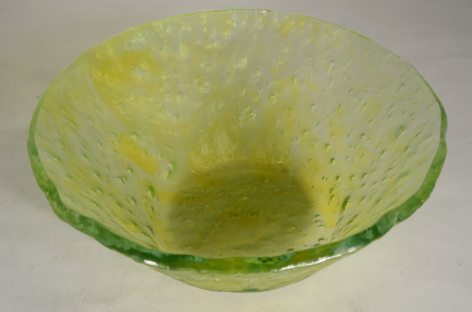 Duas peças decorativas de vidro verde, sendo: centro de mesa e vaso... - foto 5 de 11