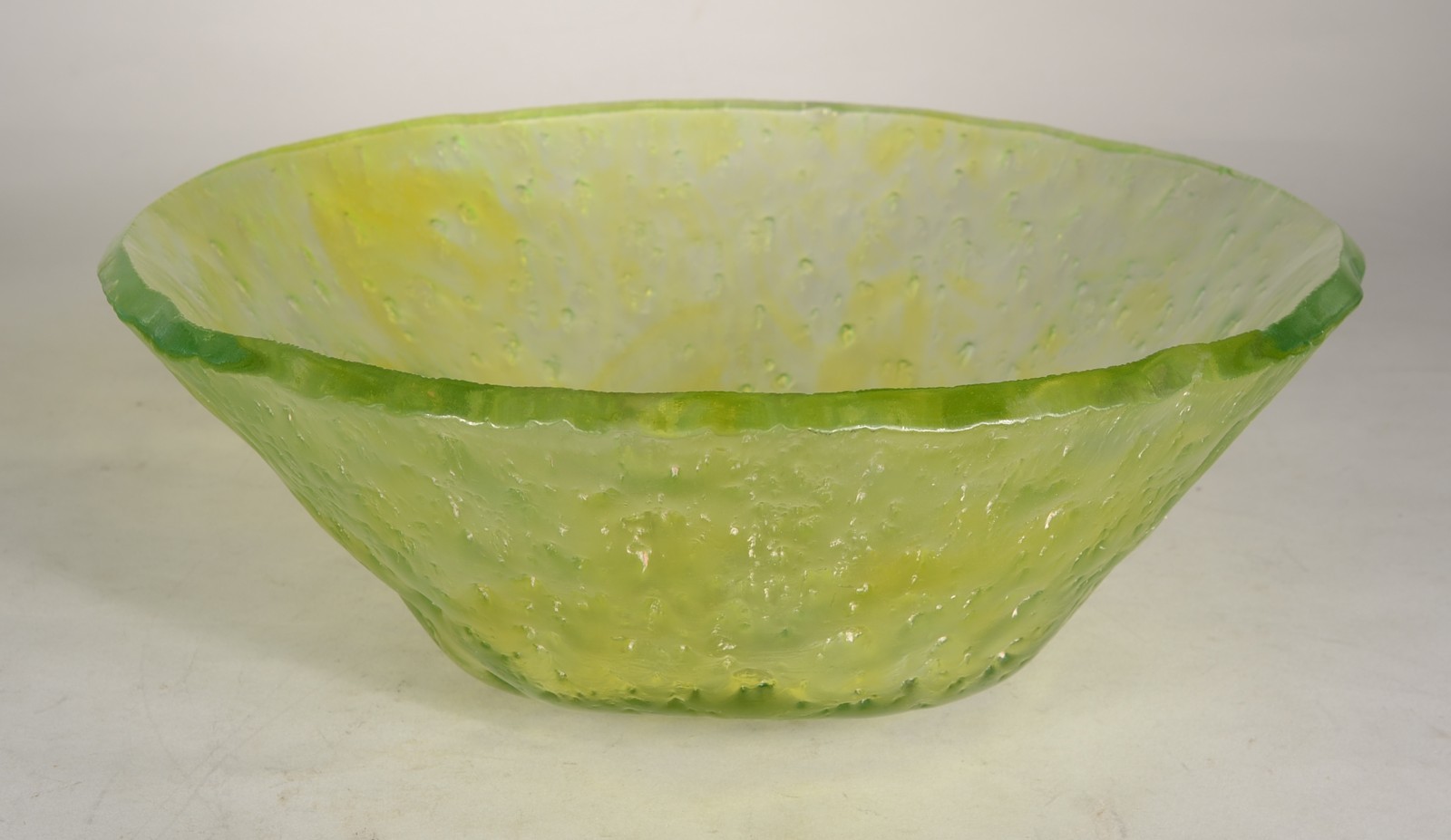 Duas peças decorativas de vidro verde, sendo: centro de mesa e vaso... - foto 6 de 11