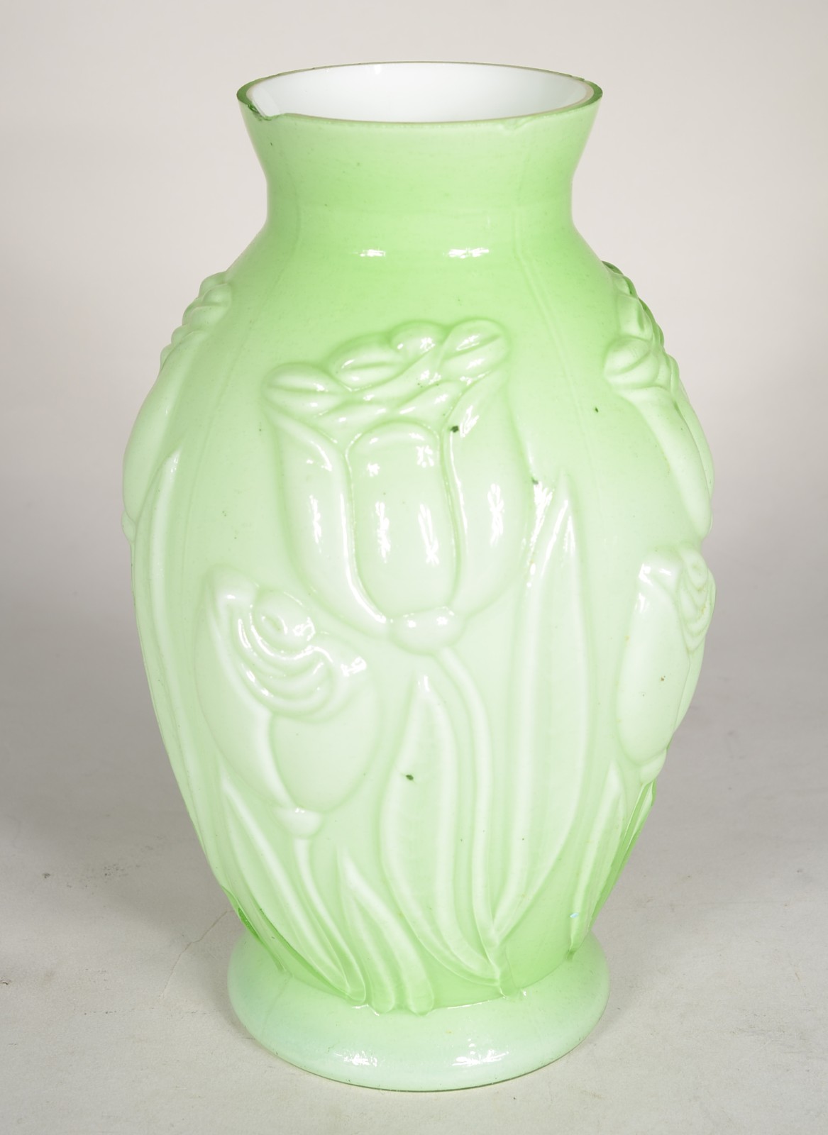 Duas peças decorativas de vidro verde, sendo: centro de mesa e vaso... - foto 8 de 11