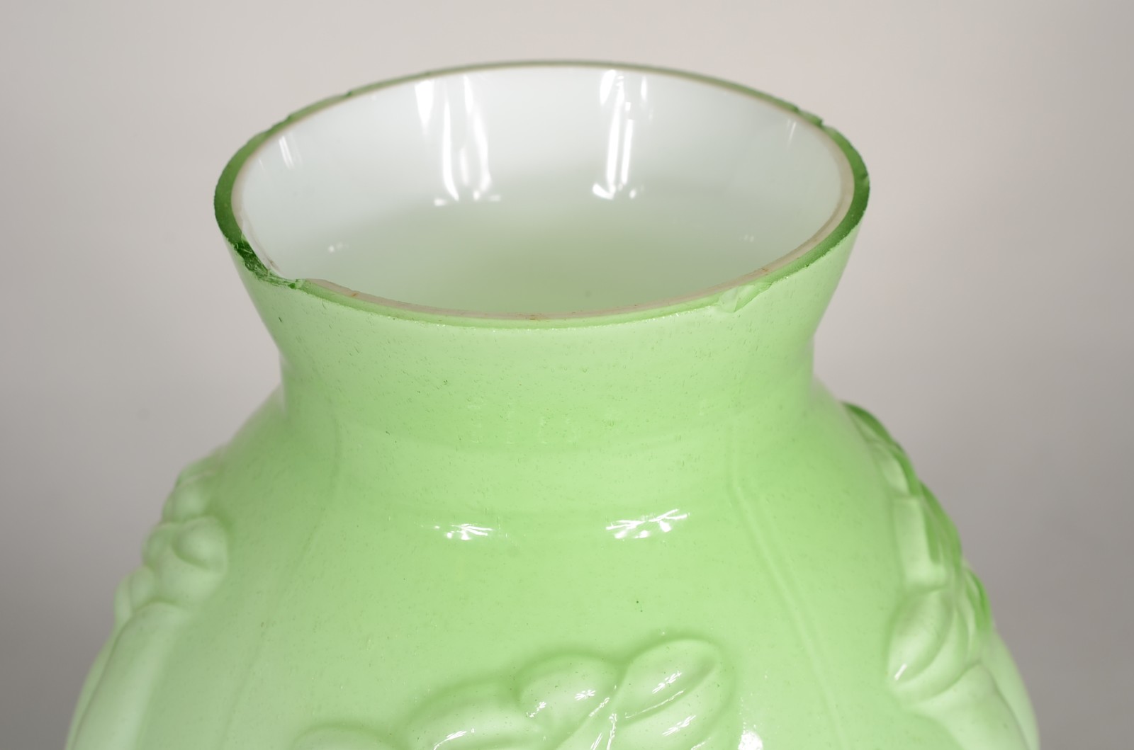 Duas peças decorativas de vidro verde, sendo: centro de mesa e vaso... - foto 9 de 11