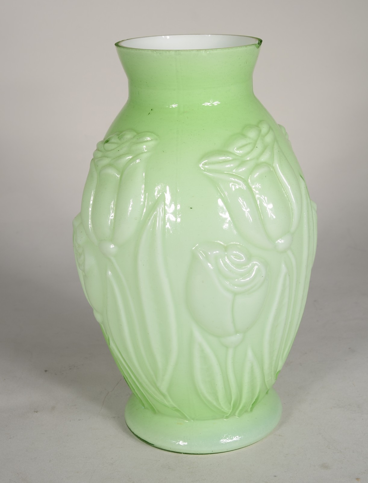 Duas peças decorativas de vidro verde, sendo: centro de mesa e vaso... - foto 10 de 11
