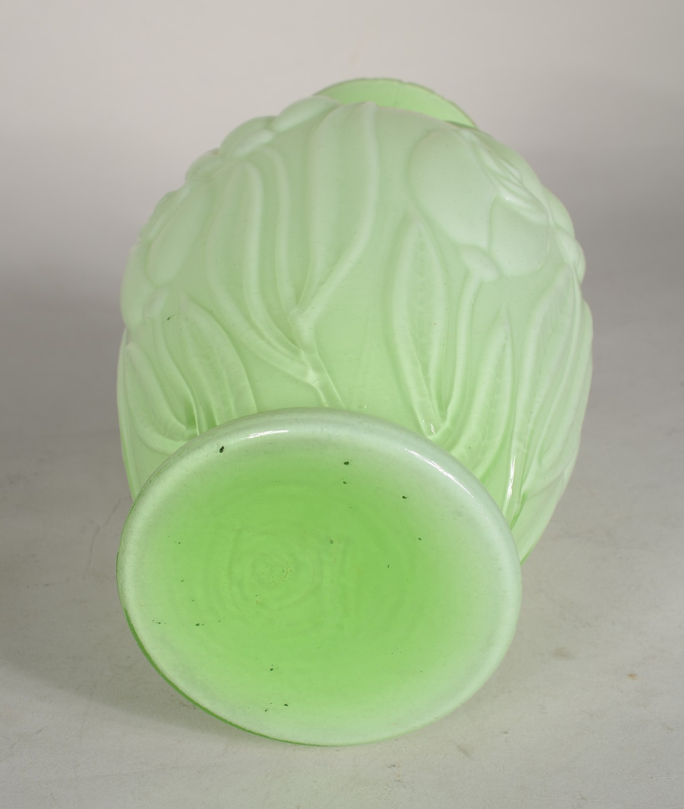 Duas peças decorativas de vidro verde, sendo: centro de mesa e vaso... - foto 11 de 11