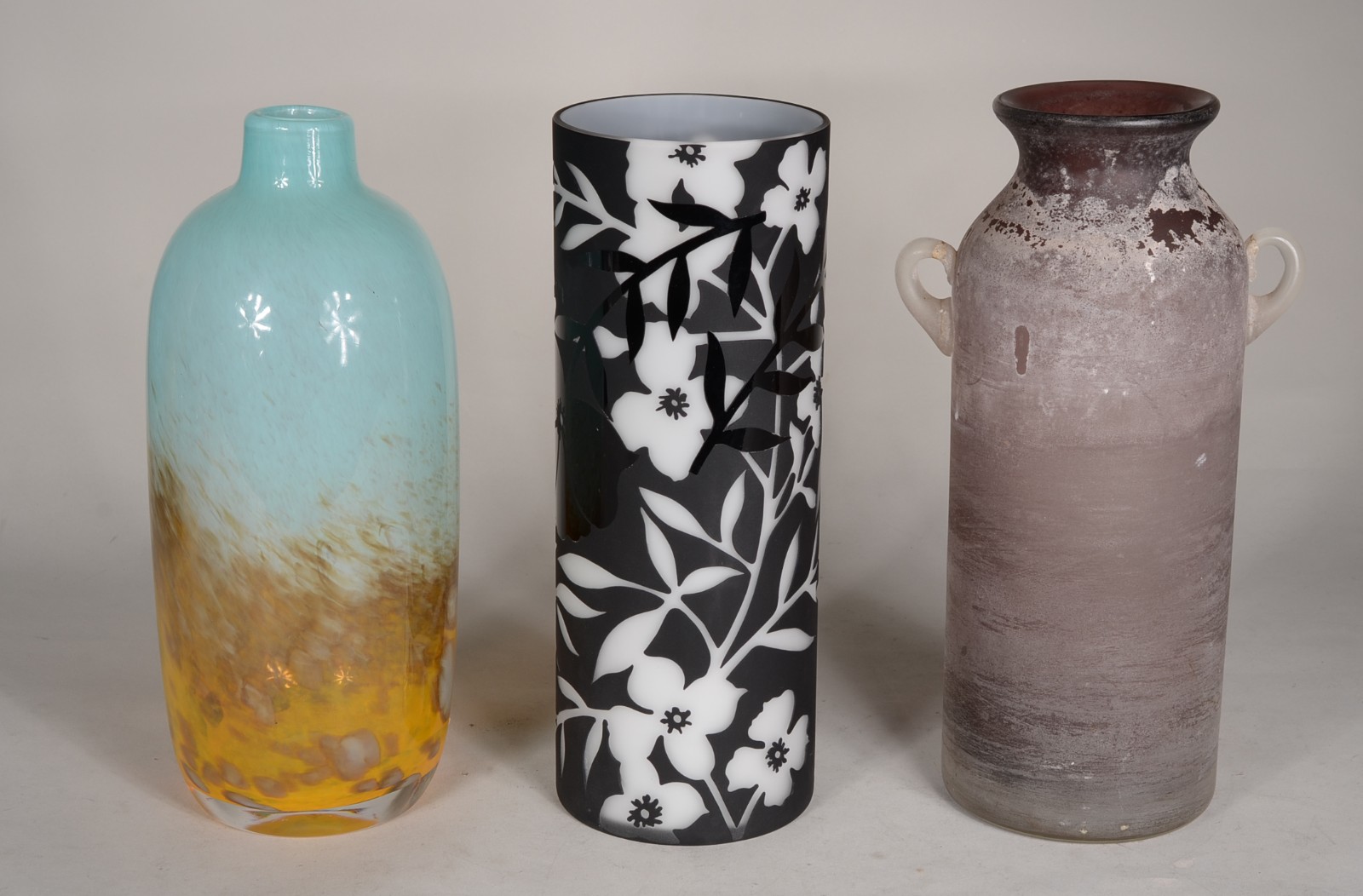 Três vasos diversos de vidro decorativo. - foto 2 de 8