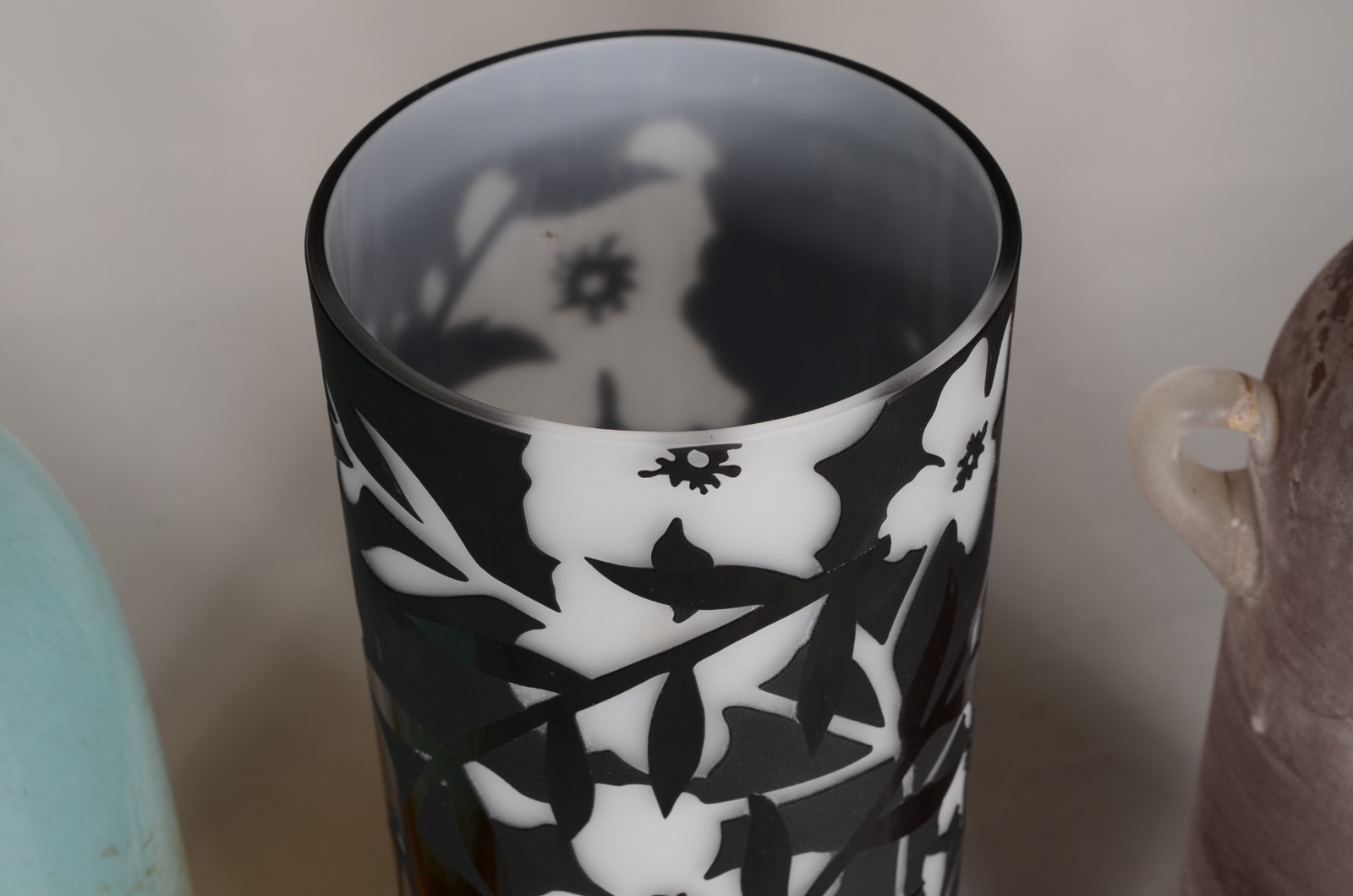 Três vasos diversos de vidro decorativo. - foto 7 de 8