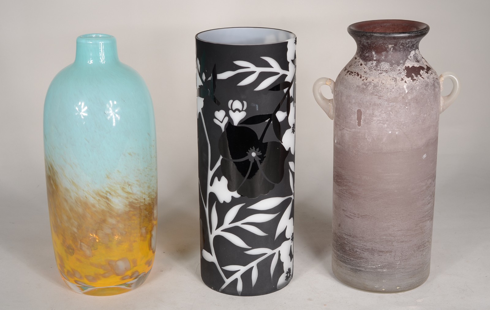 Três vasos diversos de vidro decorativo. - foto 1 de 8