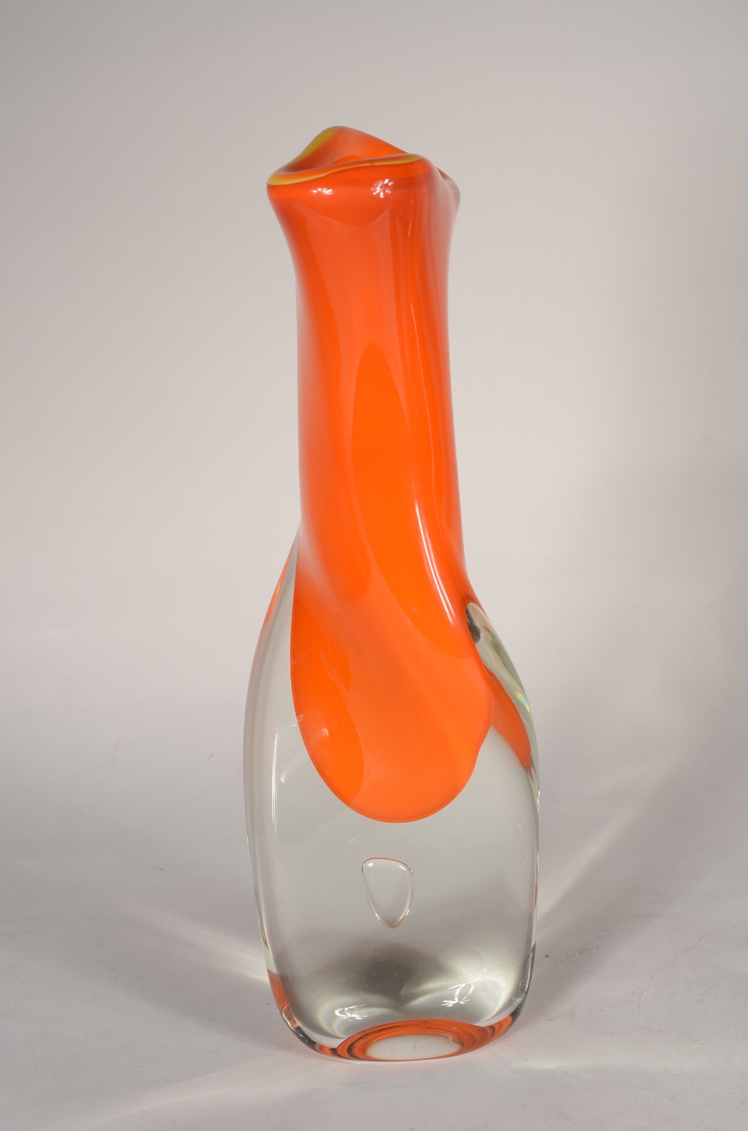 Vaso decorativo de vidro na cor laranja. - foto 1 de 7