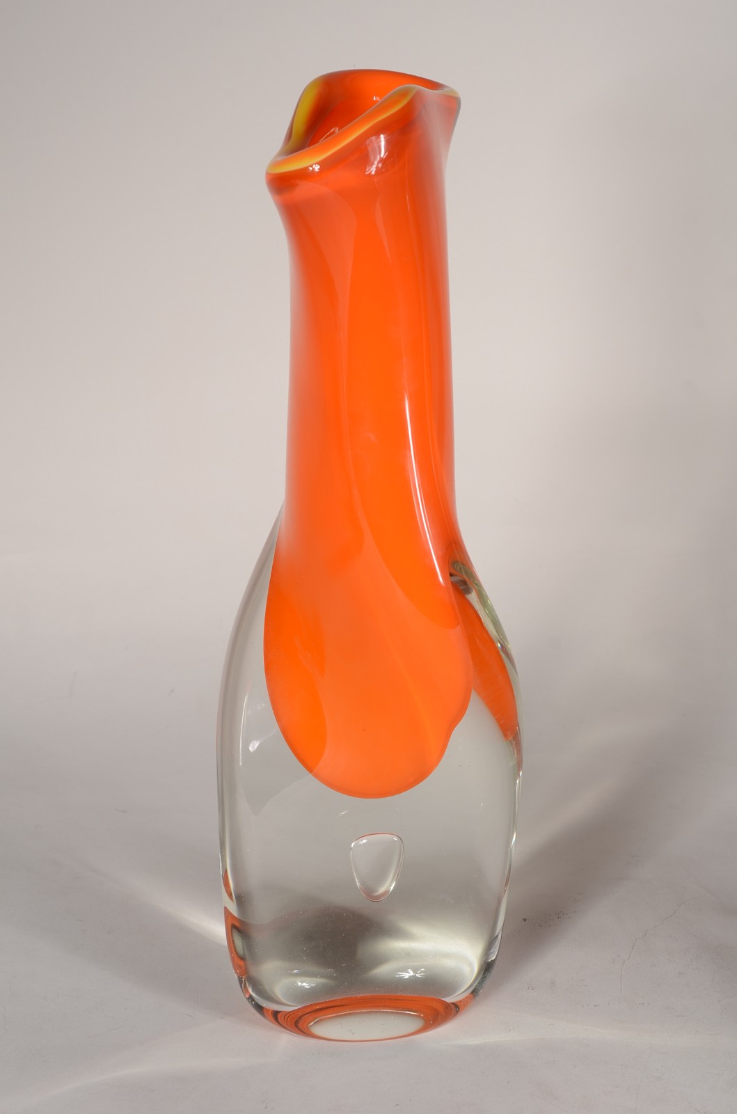 Vaso decorativo de vidro na cor laranja. - foto 2 de 7