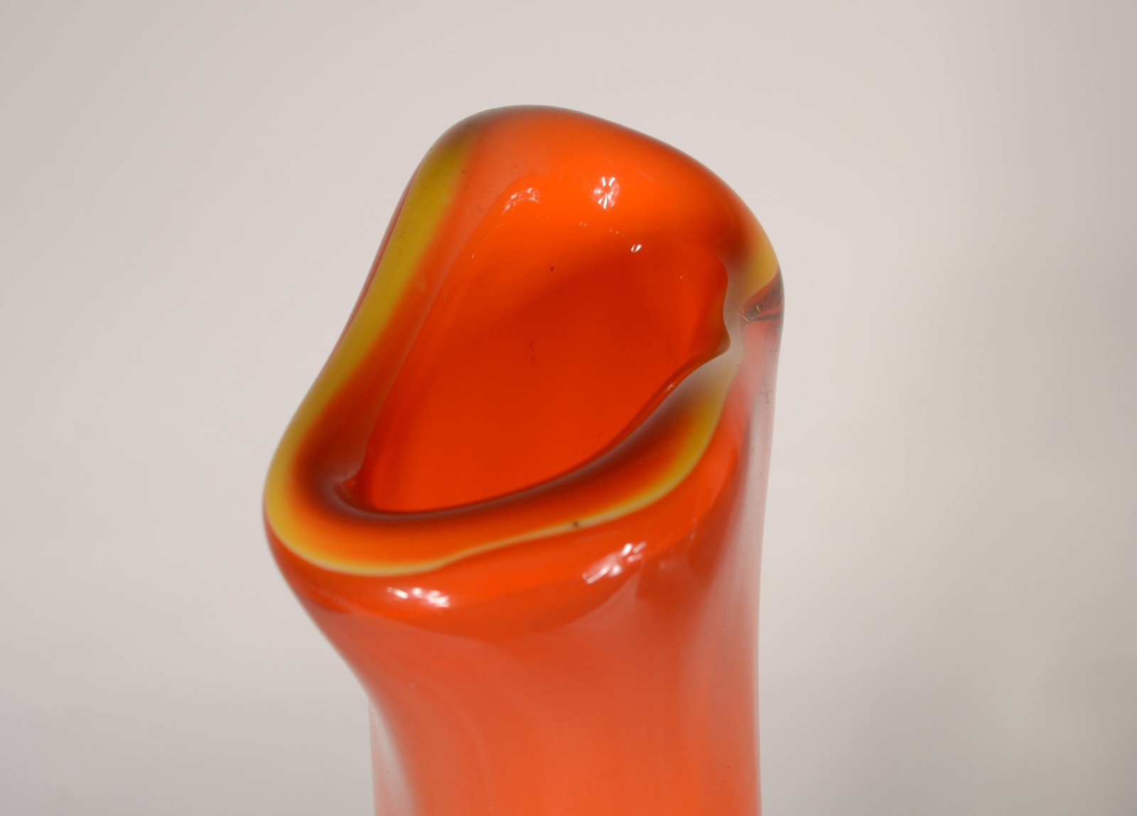 Vaso decorativo de vidro na cor laranja. - foto 3 de 7