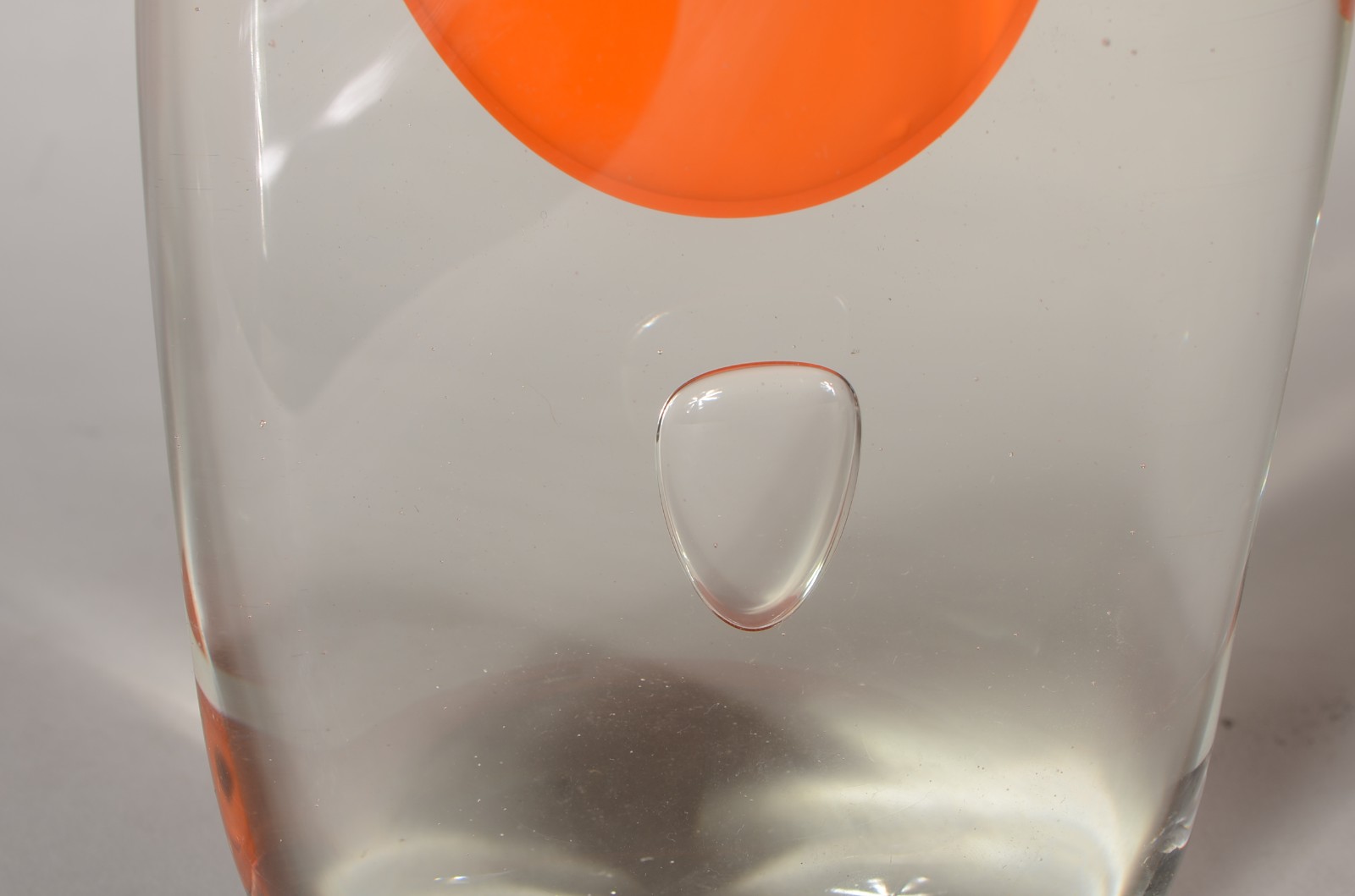 Vaso decorativo de vidro na cor laranja. - foto 4 de 7