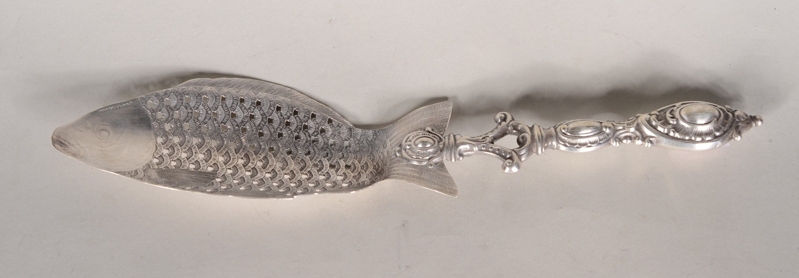 Espátula para peixe de metal prateado com trabalhos em relevo. - foto 1 de 11