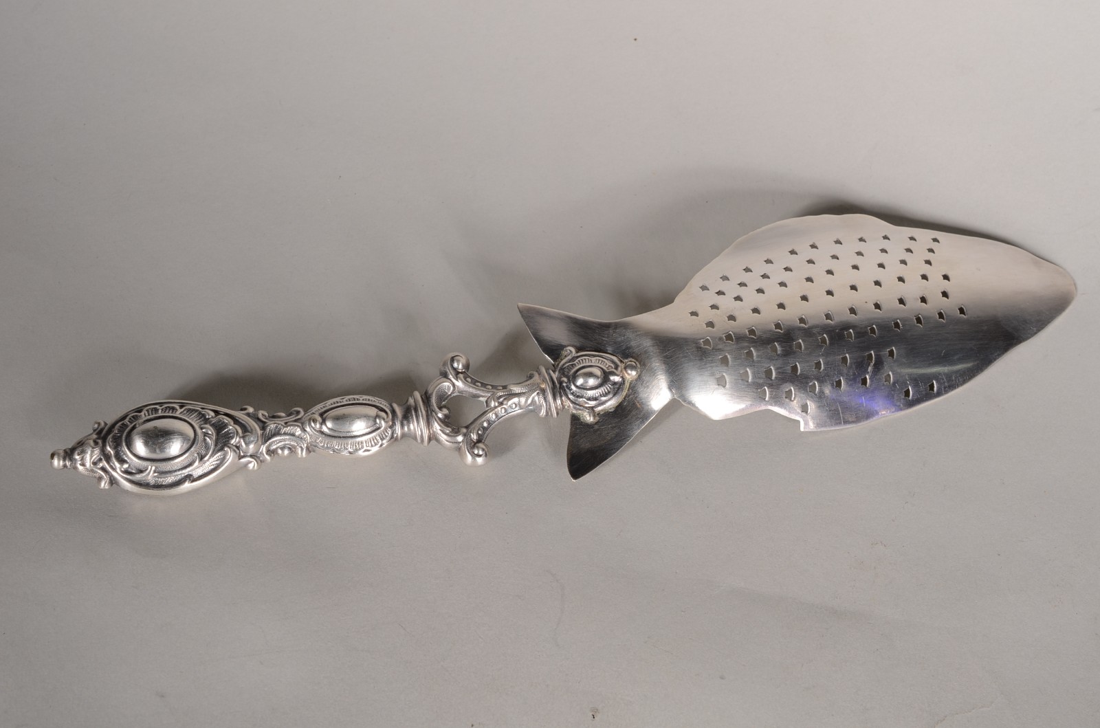 Espátula para peixe de metal prateado com trabalhos em relevo. - foto 6 de 11