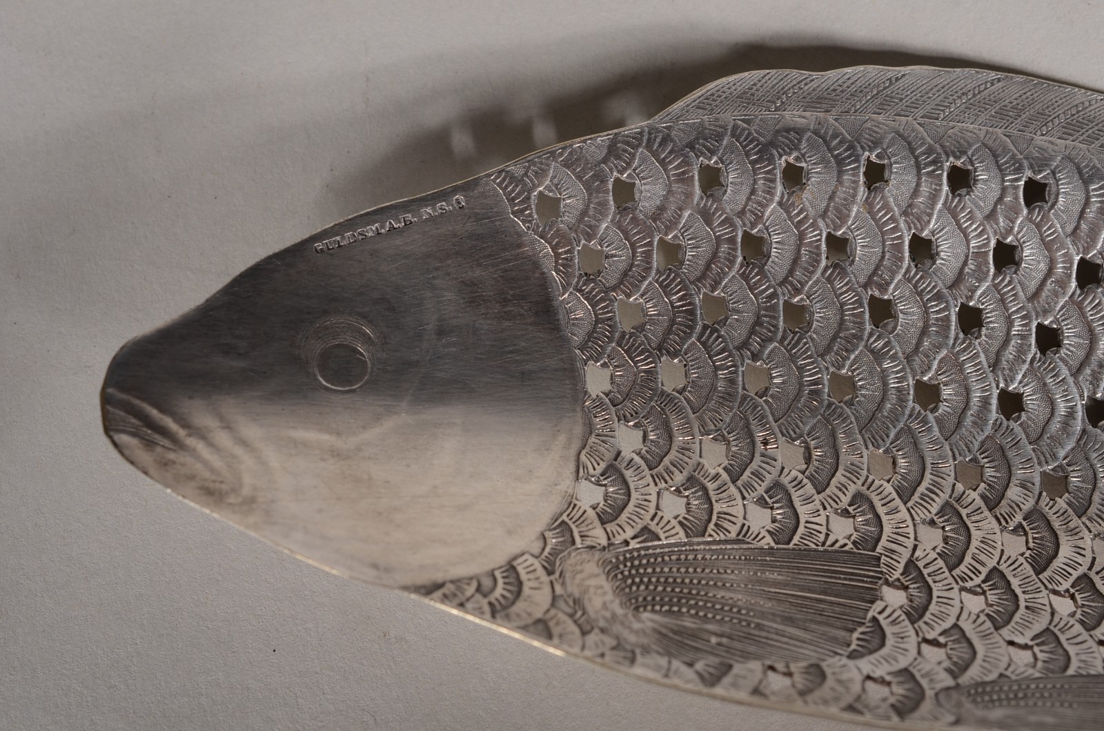 Espátula para peixe de metal prateado com trabalhos em relevo. - foto 9 de 11