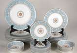 WEDGWOOD (1759),  - Serviço de jantar de porcelana inglesa Wedgwood,  borda com guirlandas em tons de azul, composto de: 10 pratos rasos, 11 pratos de sobremesa, 12 para 