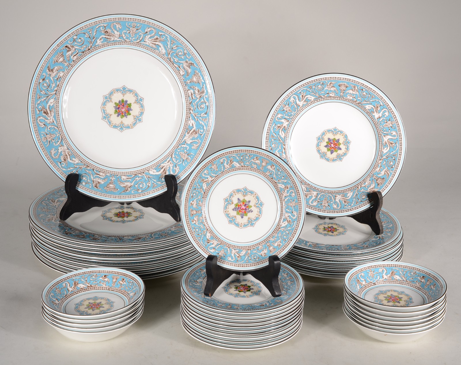 Serviço de jantar de porcelana inglesa Wedgwood, borda com guirlandas... - foto 1 de 6