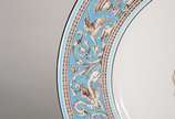 WEDGWOOD (1759),  - Serviço de jantar de porcelana inglesa Wedgwood,  borda com guirlandas em tons de azul, composto de: 10 pratos rasos, 11 pratos de sobremesa, 12 para 