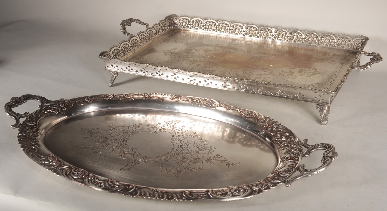 Duas peças de metal prateado, sendo: bandeja oval com alças, fundo... - foto 1 de 9
