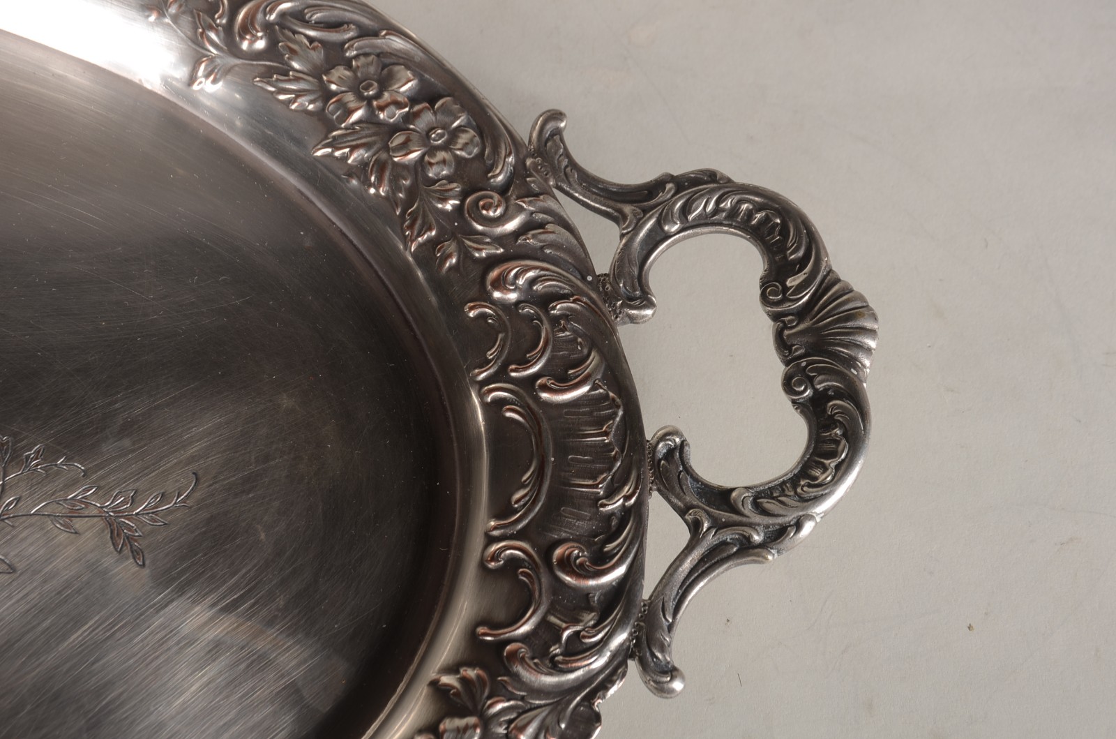 Duas peças de metal prateado, sendo: bandeja oval com alças, fundo... - foto 4 de 9