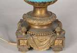 Abatjour na forma de ânfora de bronze e porcela... - Abatjour na forma de ânfora de bronze e porcelana, decorado com figuras angelicais em policromia sobre fundo azul.