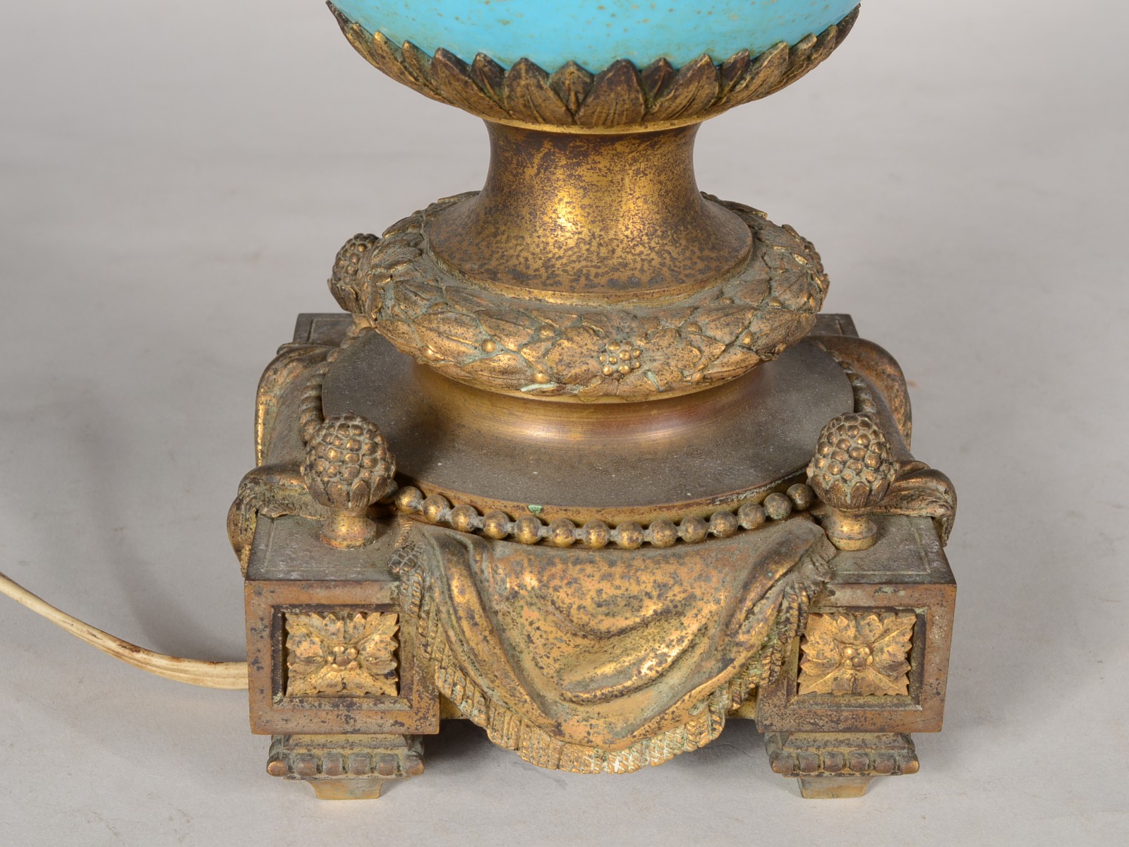 Abatjour na forma de ânfora de bronze e porcelana, decorado com... - foto 4 de 10
