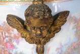 Abatjour na forma de ânfora de bronze e porcela... - Abatjour na forma de ânfora de bronze e porcelana, decorado com figuras angelicais em policromia sobre fundo azul.