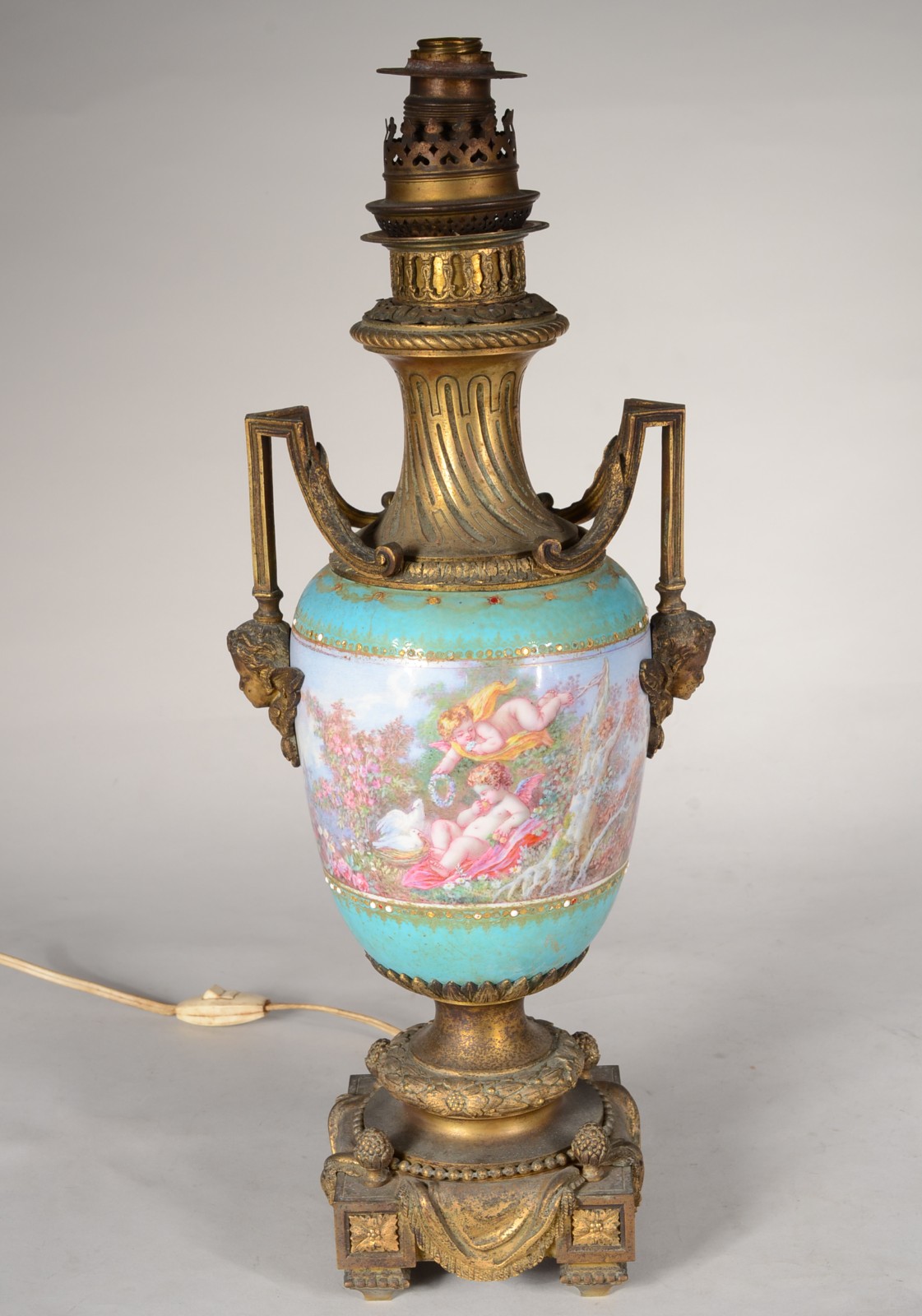 Abatjour na forma de ânfora de bronze e porcelana, decorado com... - foto 7 de 10