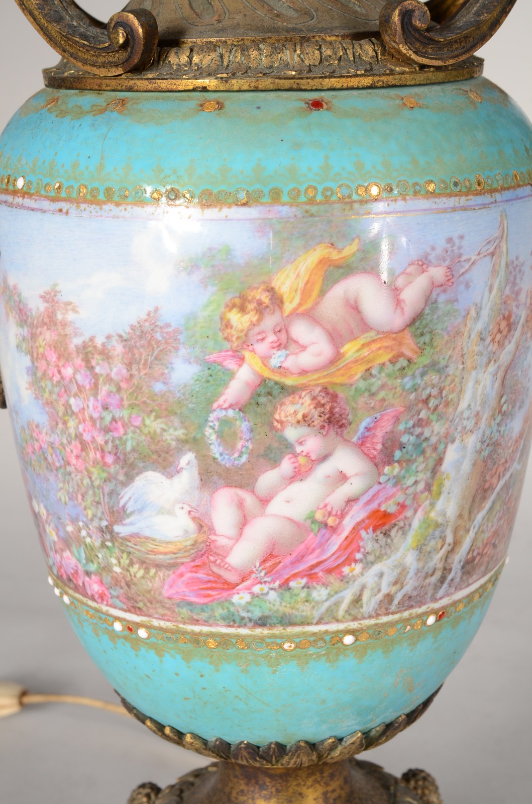 Abatjour na forma de ânfora de bronze e porcelana, decorado com... - foto 8 de 10