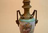 Abatjour na forma de ânfora de bronze e porcela... - Abatjour na forma de ânfora de bronze e porcelana, decorado com figuras angelicais em policromia sobre fundo azul.