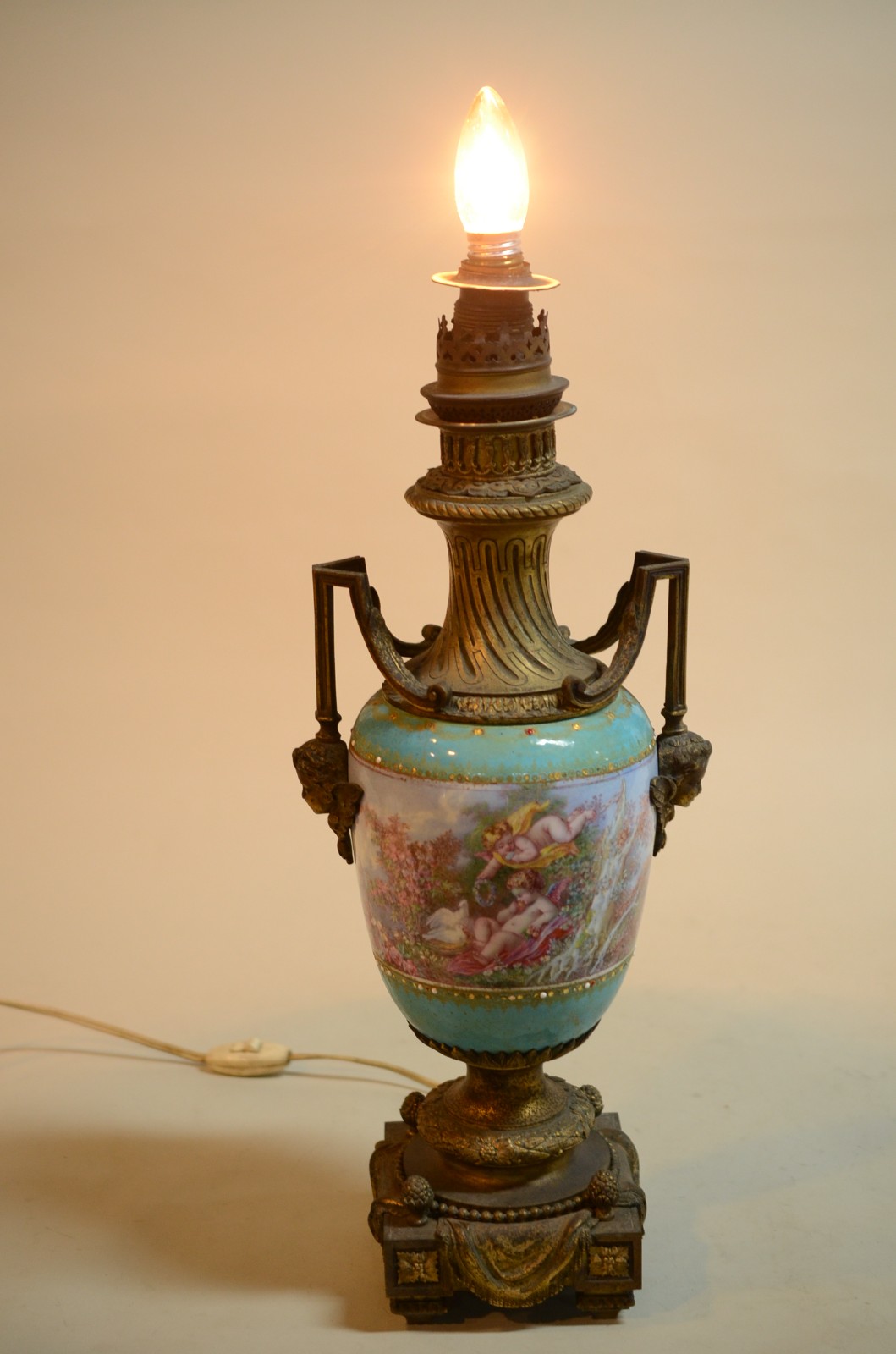 Abatjour na forma de ânfora de bronze e porcelana, decorado com... - foto 9 de 10