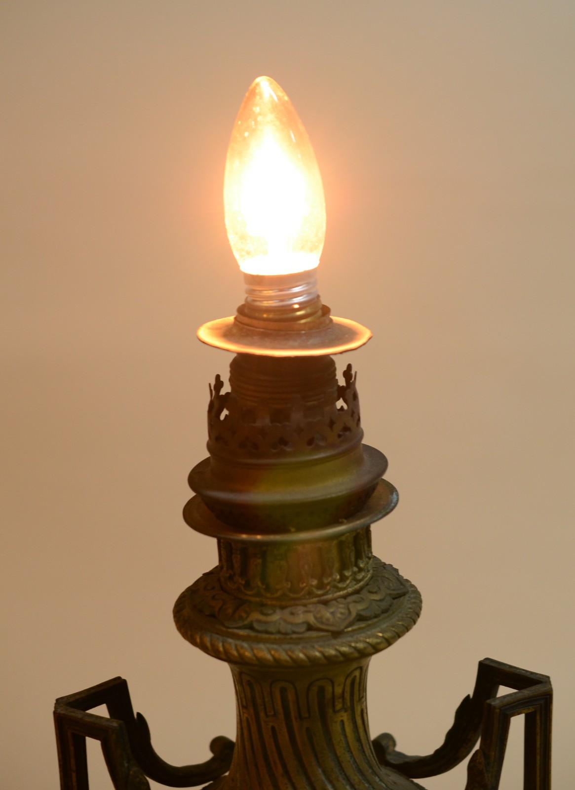 Abatjour na forma de ânfora de bronze e porcelana, decorado com... - foto 10 de 10