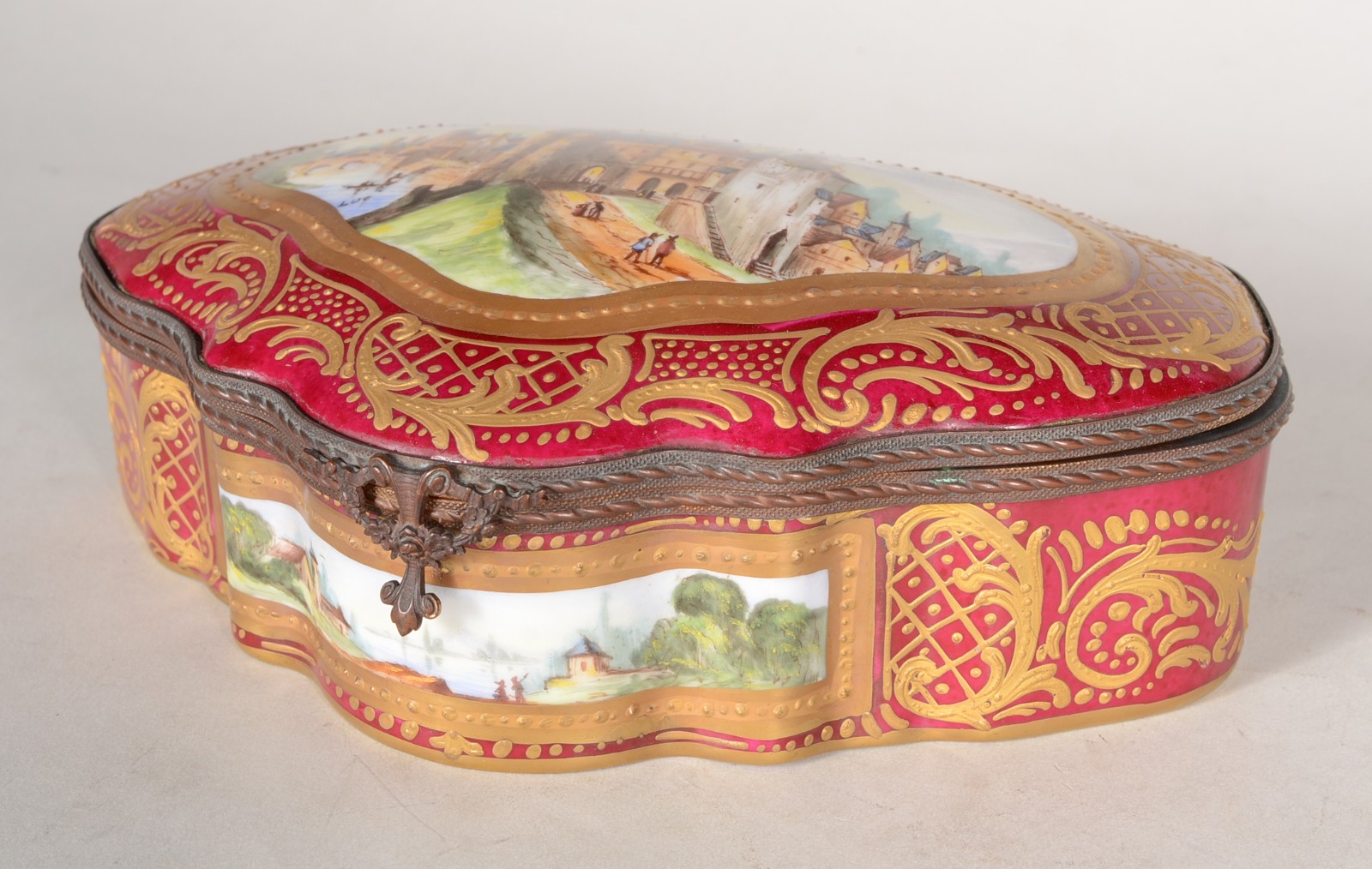 Caixa porta jóias de porcelana europeia decorada com cena de castelo... - foto 1 de 11