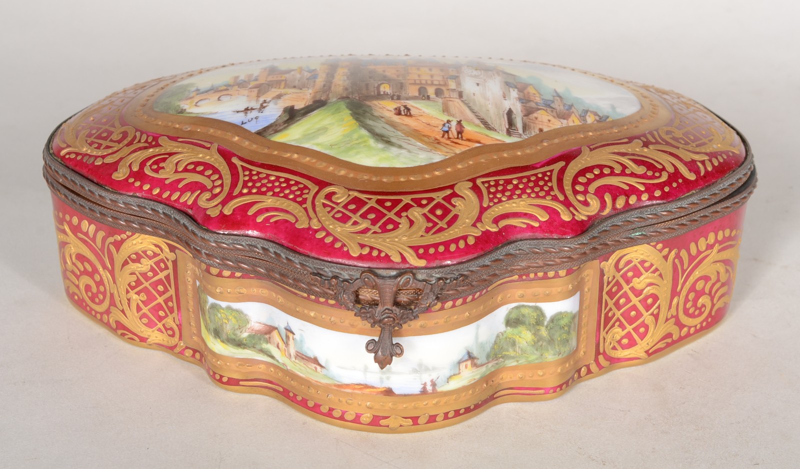 Caixa porta jóias de porcelana europeia decorada com cena de castelo... - foto 2 de 11