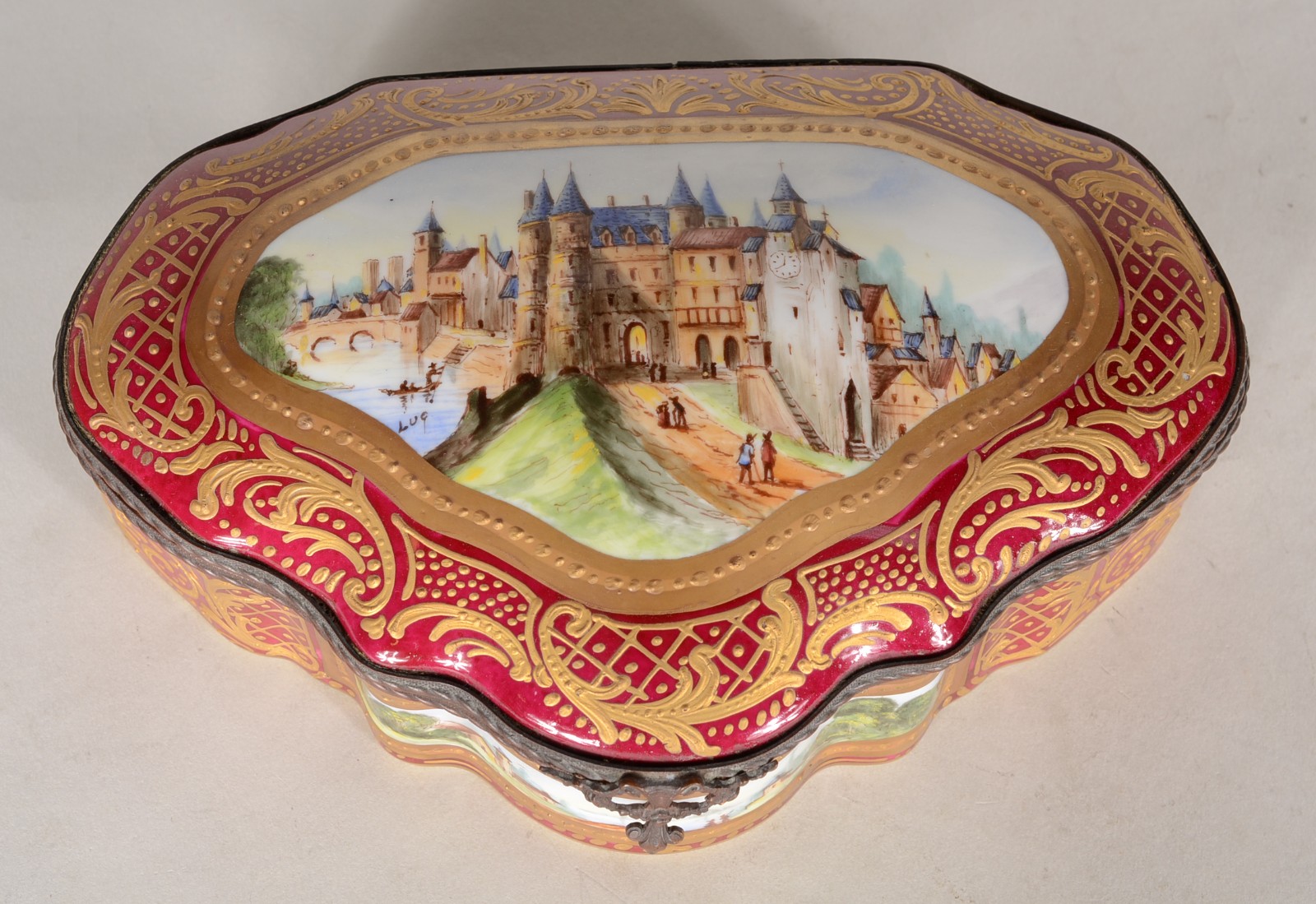 Caixa porta jóias de porcelana europeia decorada com cena de castelo... - foto 3 de 11