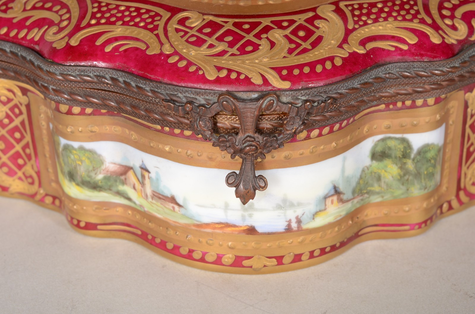 Caixa porta jóias de porcelana europeia decorada com cena de castelo... - foto 4 de 11