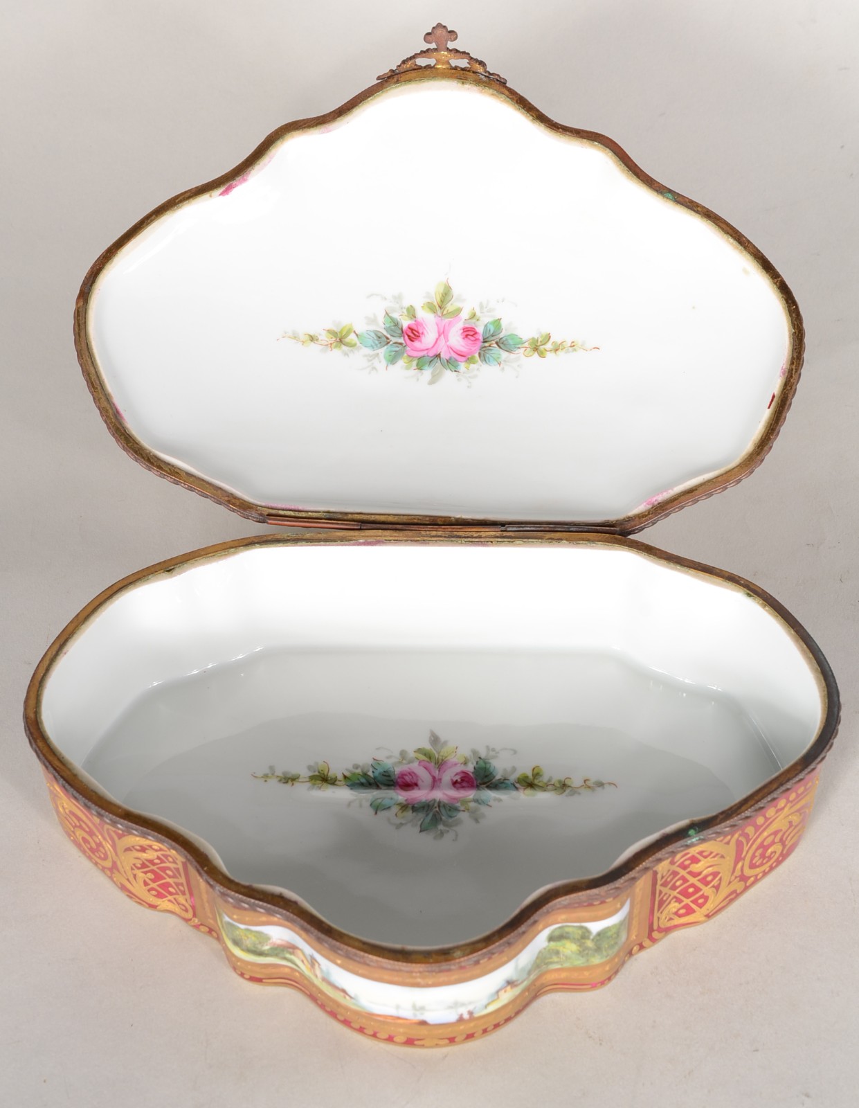 Caixa porta jóias de porcelana europeia decorada com cena de castelo... - foto 7 de 11