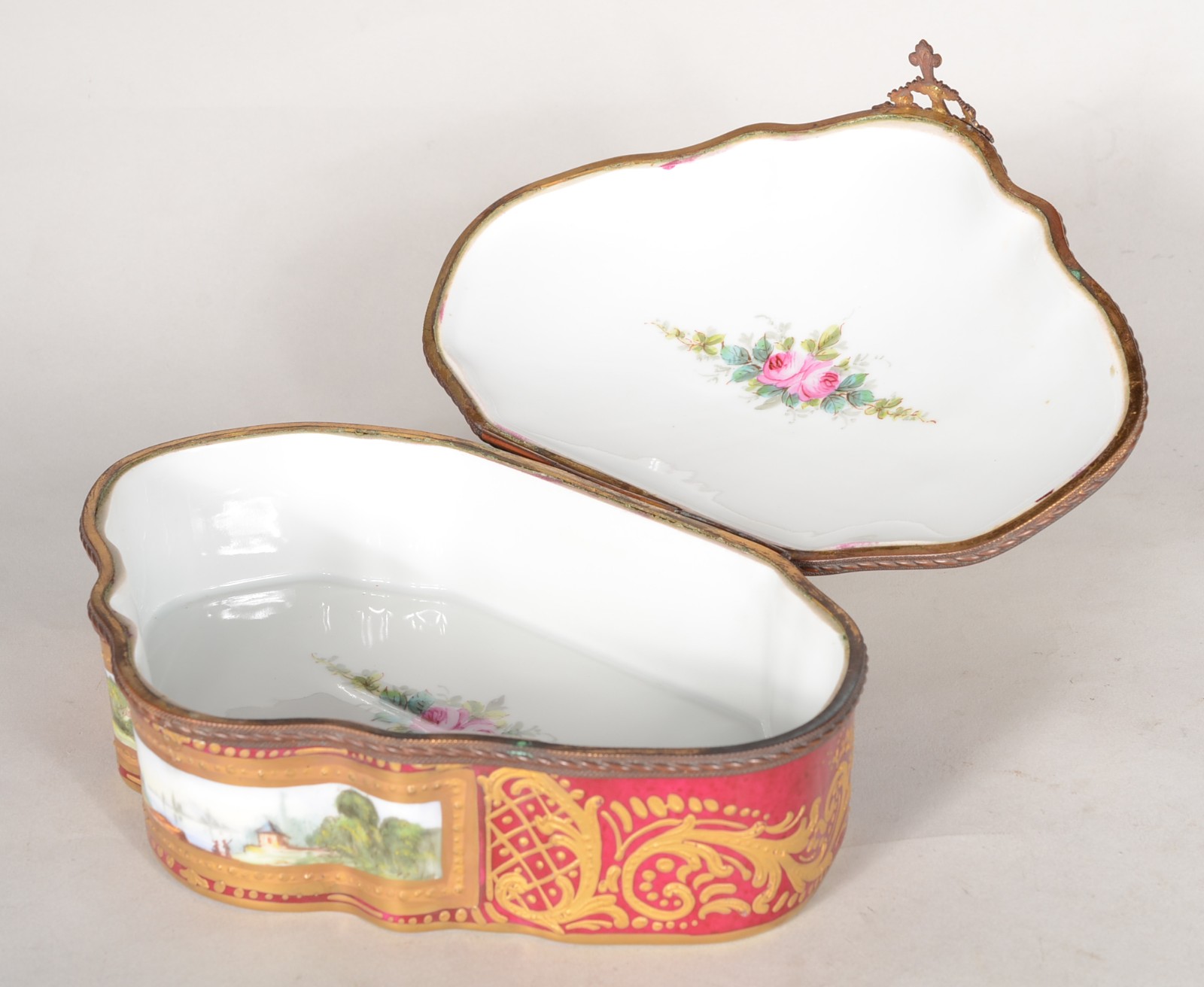 Caixa porta jóias de porcelana europeia decorada com cena de castelo... - foto 8 de 11