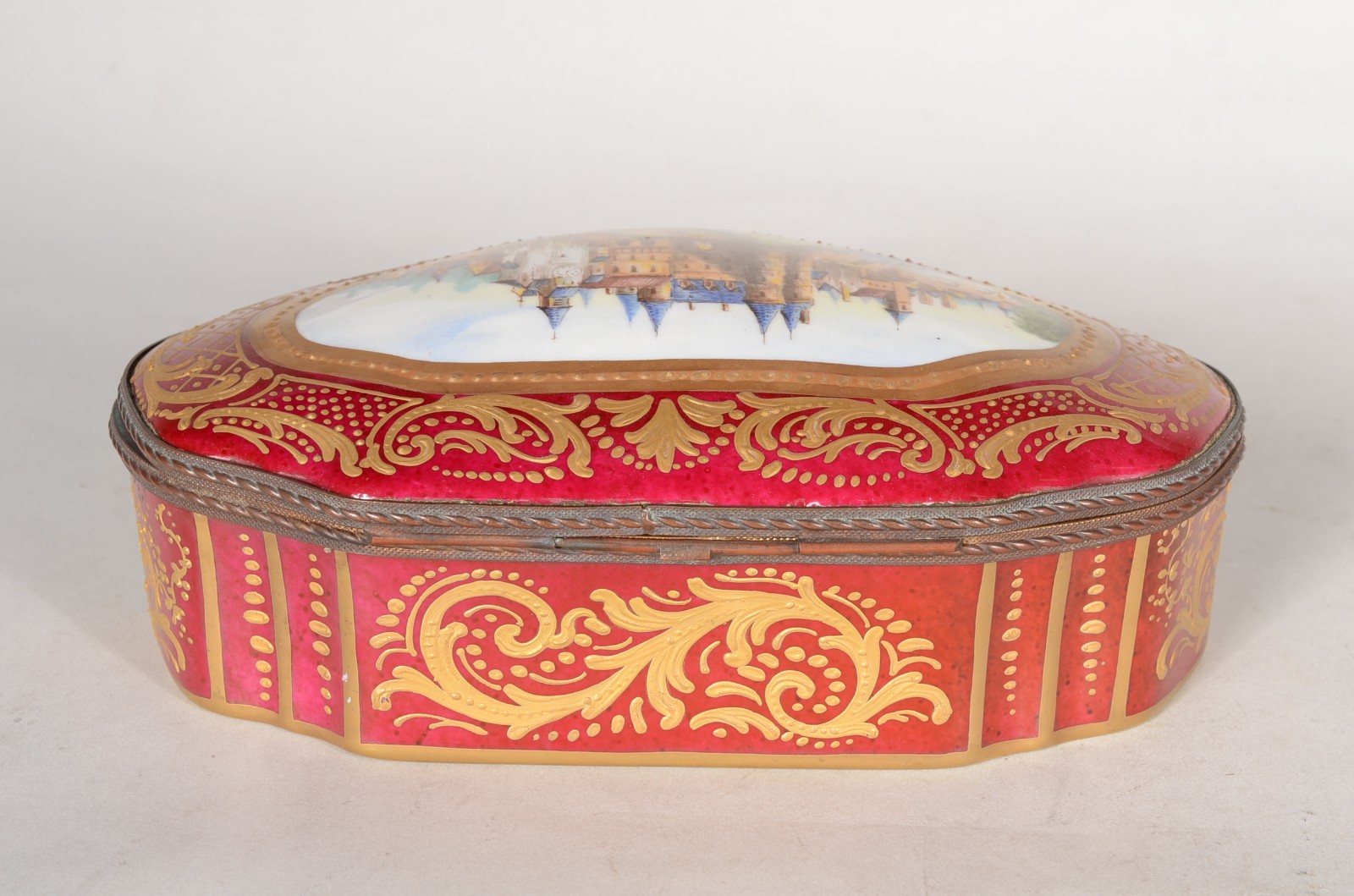 Caixa porta jóias de porcelana europeia decorada com cena de castelo... - foto 9 de 11