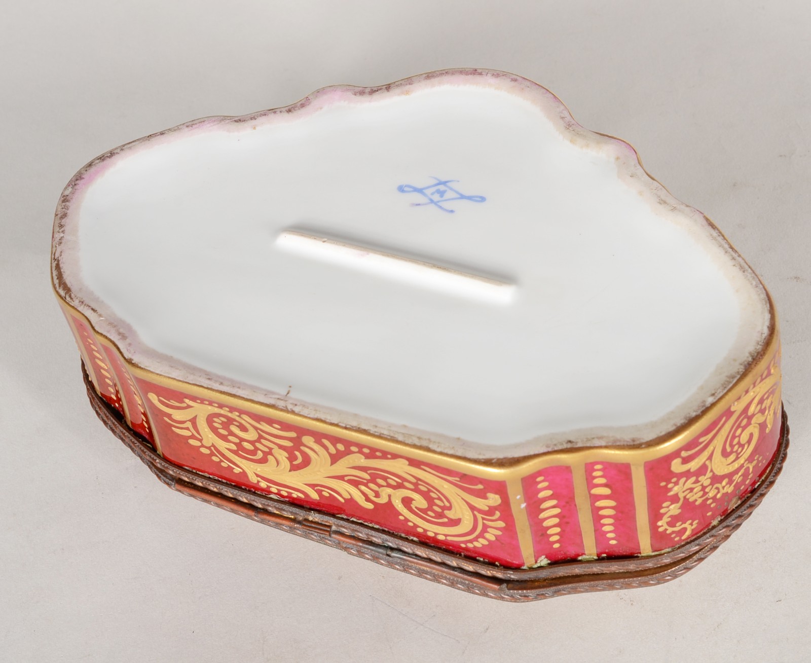 Caixa porta jóias de porcelana europeia decorada com cena de castelo... - foto 10 de 11